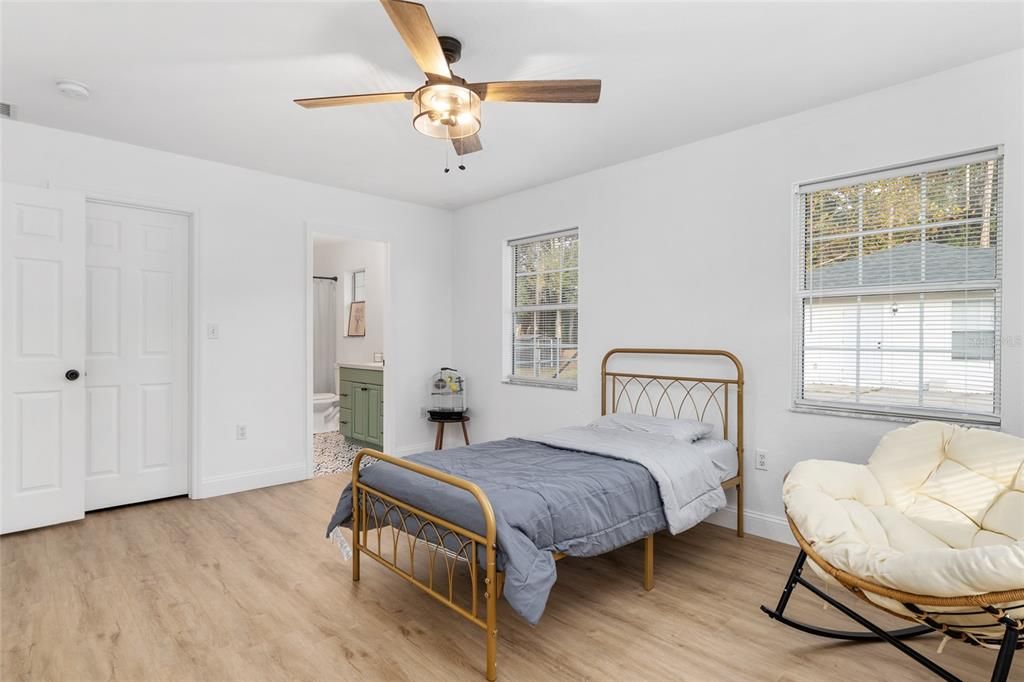 待售: $239,000 (3 贝兹, 2 浴室, 1232 平方英尺)