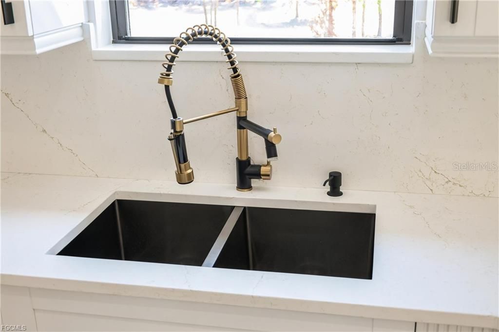 For Sale: $525,000 (4 beds, 2 baths, 2097 Square Feet)