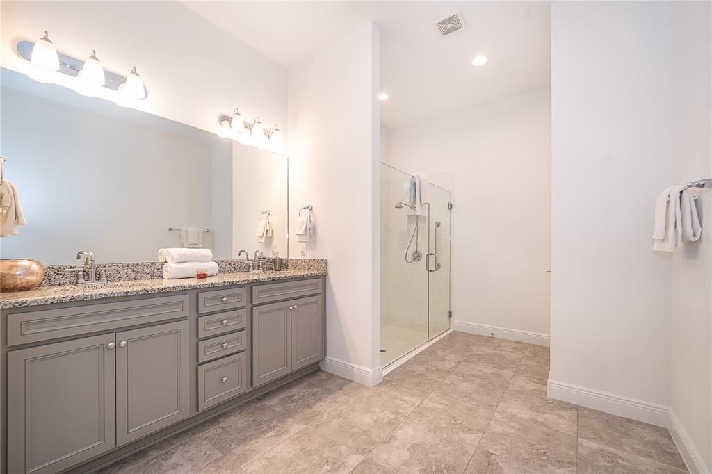 En Venta: $575,000 (3 camas, 2 baños, 2470 Pies cuadrados)