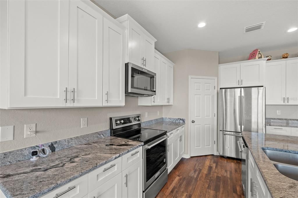 待售: $400,000 (4 贝兹, 2 浴室, 2612 平方英尺)