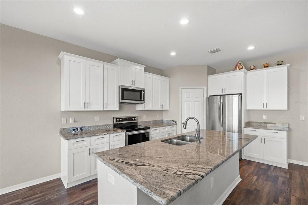 待售: $400,000 (4 贝兹, 2 浴室, 2612 平方英尺)