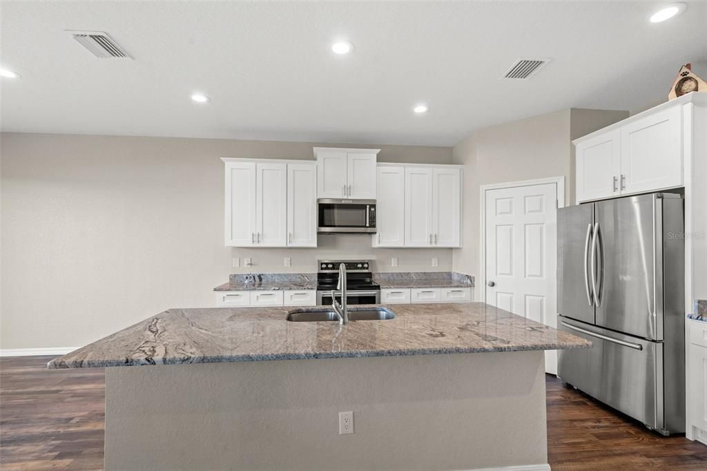 待售: $400,000 (4 贝兹, 2 浴室, 2612 平方英尺)