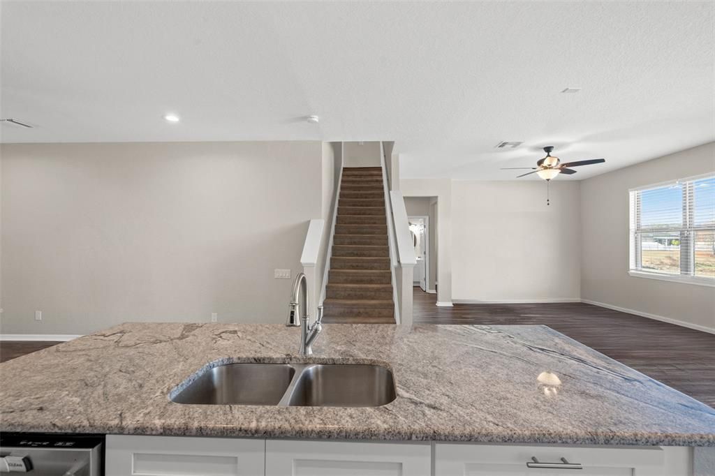 待售: $400,000 (4 贝兹, 2 浴室, 2612 平方英尺)