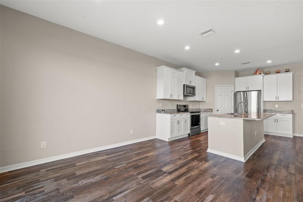 待售: $400,000 (4 贝兹, 2 浴室, 2612 平方英尺)