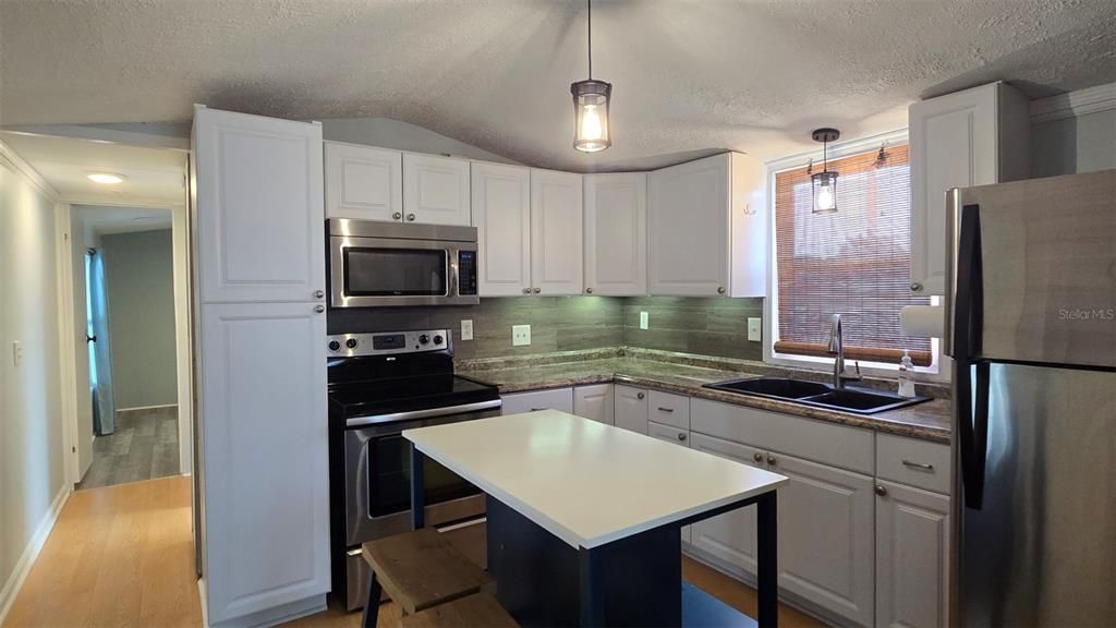 出租: $1,200 (2 贝兹, 2 浴室, 818 平方英尺)