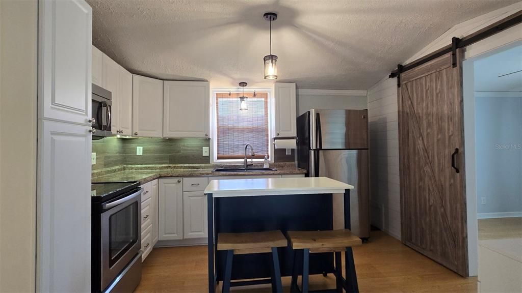 出租: $1,200 (2 贝兹, 2 浴室, 818 平方英尺)