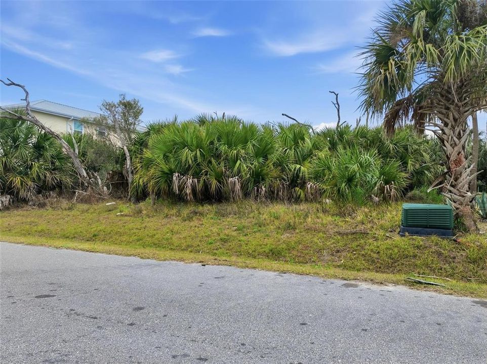 На продажу: $195,000 (0.18 acres)