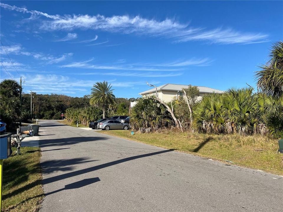 На продажу: $195,000 (0.18 acres)