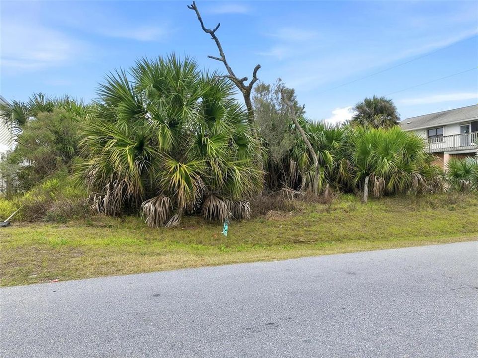 На продажу: $195,000 (0.18 acres)