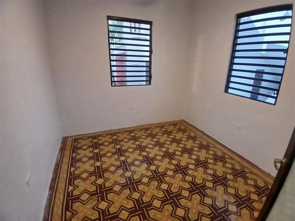 На продажу: $650,000 (8 спален, 0 ванн, 3000 Квадратных фут)