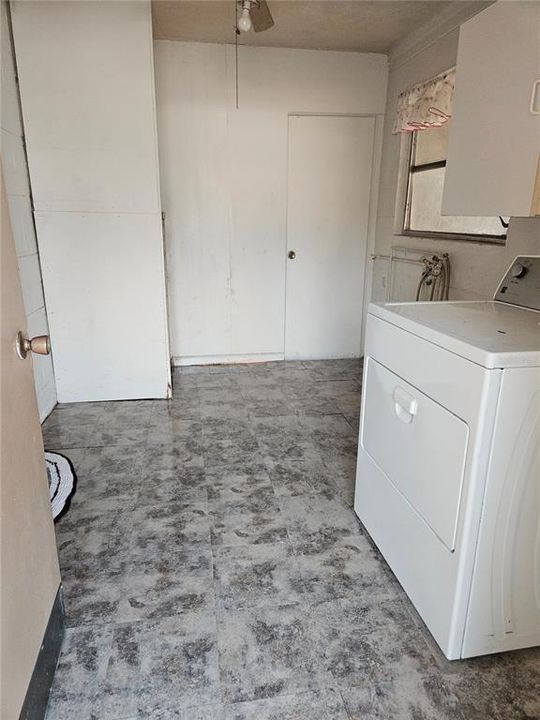 For Sale: $165,000 (2 beds, 1 baths, 1277 Square Feet)