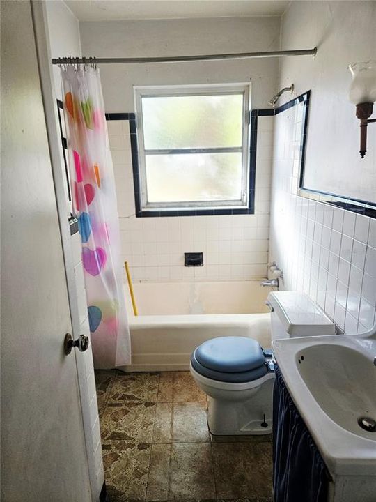 For Sale: $165,000 (2 beds, 1 baths, 1277 Square Feet)