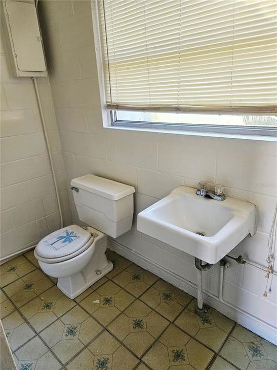 For Sale: $165,000 (2 beds, 1 baths, 1277 Square Feet)