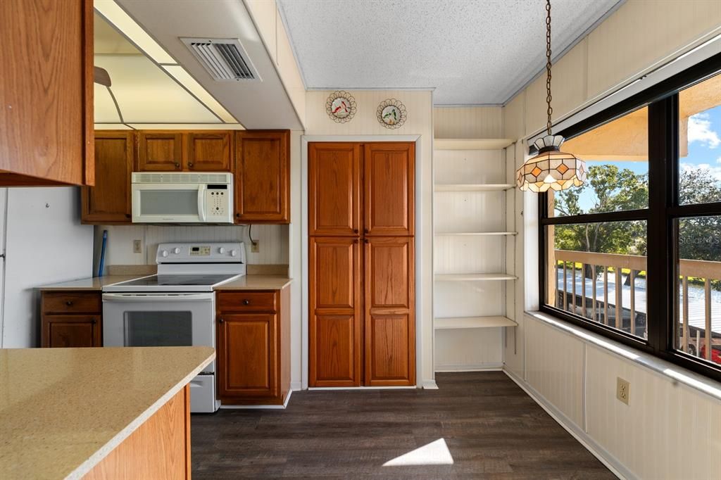 На продажу: $144,999 (2 спален, 2 ванн, 1001 Квадратных фут)