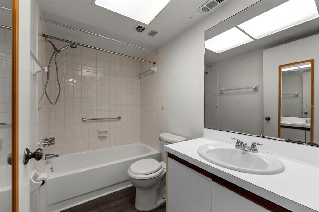 На продажу: $144,999 (2 спален, 2 ванн, 1001 Квадратных фут)