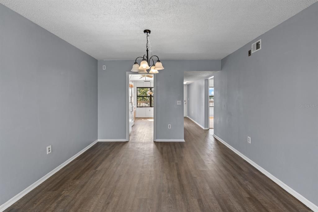 На продажу: $144,999 (2 спален, 2 ванн, 1001 Квадратных фут)