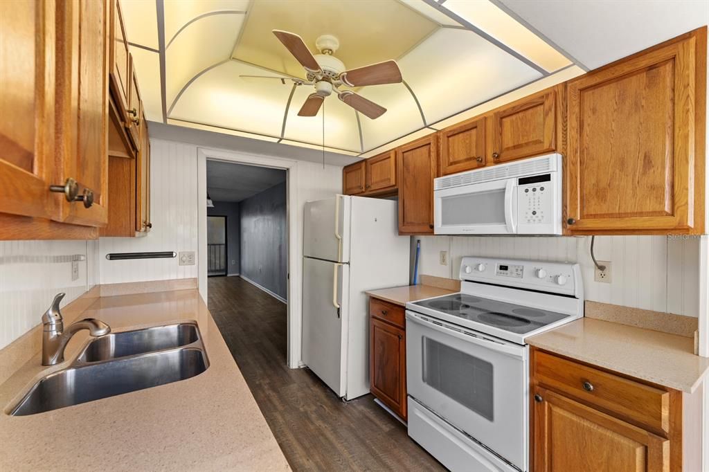 На продажу: $144,999 (2 спален, 2 ванн, 1001 Квадратных фут)