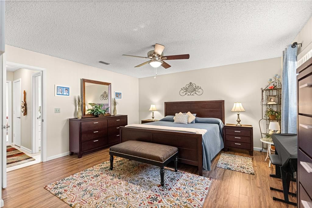 For Sale: $179,950 (2 beds, 2 baths, 1249 Square Feet)