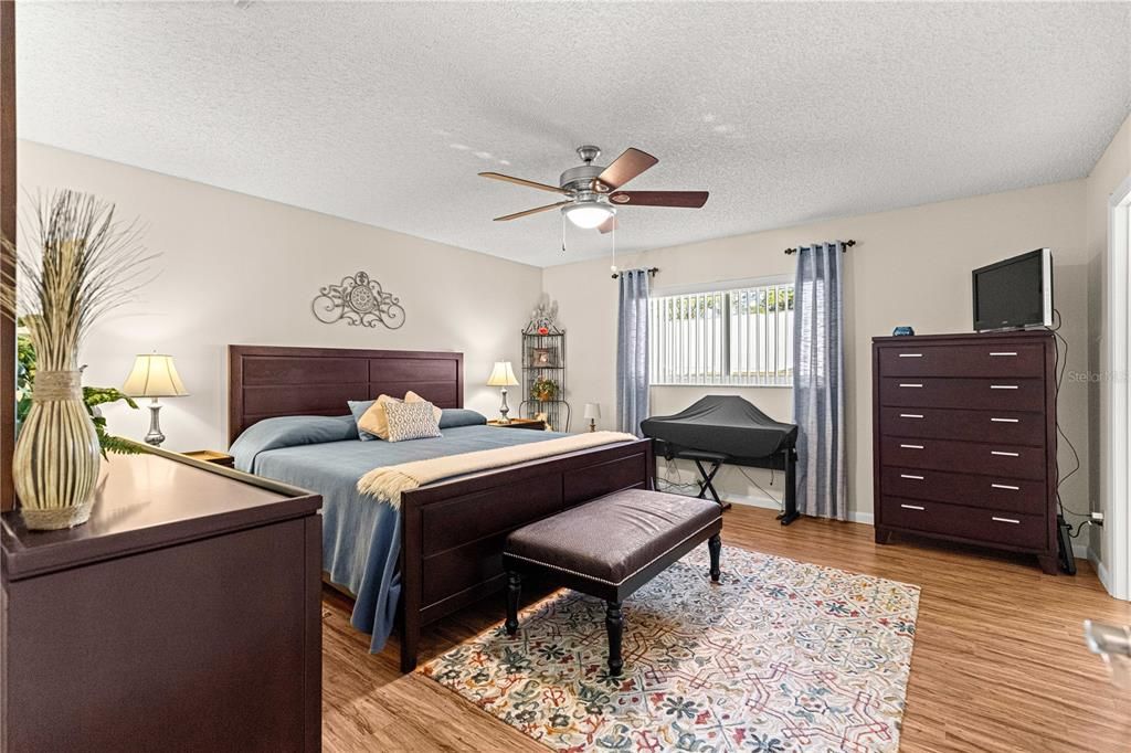 For Sale: $179,950 (2 beds, 2 baths, 1249 Square Feet)