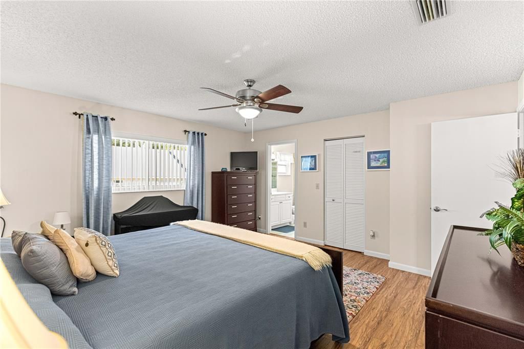 For Sale: $179,950 (2 beds, 2 baths, 1249 Square Feet)