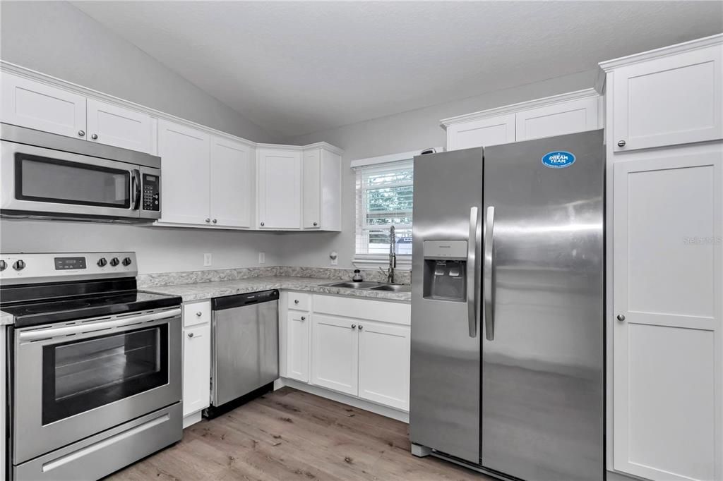 На продажу: $290,000 (3 спален, 2 ванн, 1352 Квадратных фут)