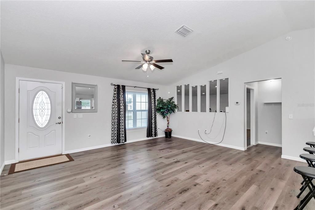 На продажу: $290,000 (3 спален, 2 ванн, 1352 Квадратных фут)