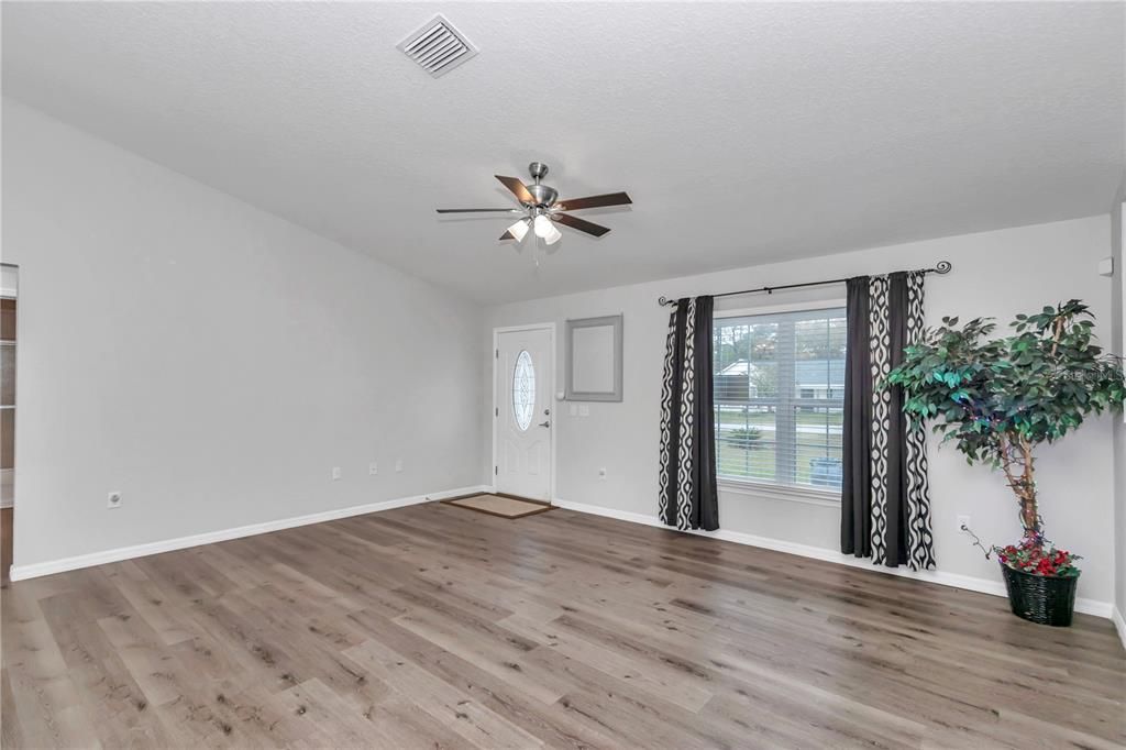 На продажу: $290,000 (3 спален, 2 ванн, 1352 Квадратных фут)