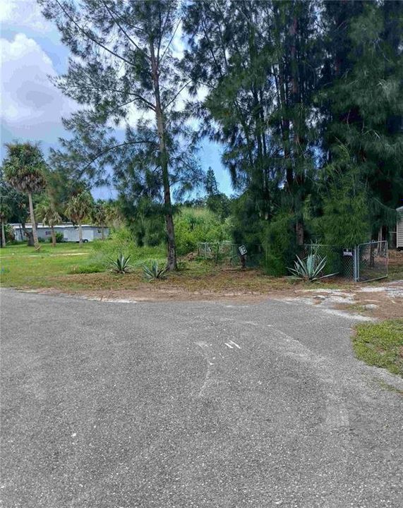 На продажу: $94,900 (0.13 acres)