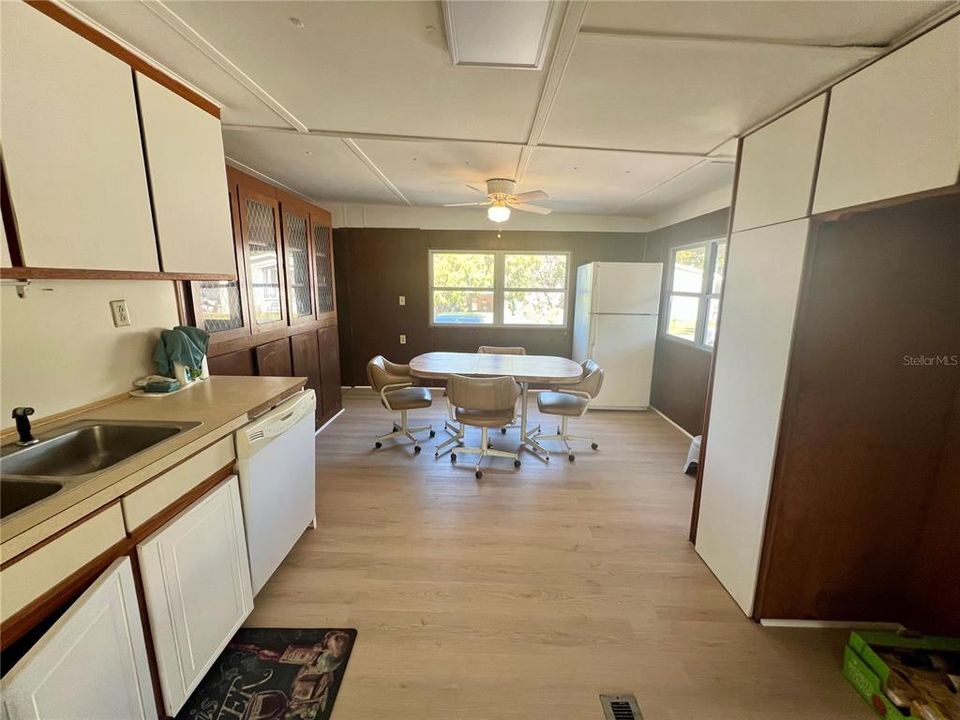 На продажу: $169,900 (3 спален, 2 ванн, 979 Квадратных фут)