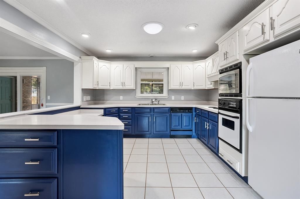 For Sale: $399,900 (3 beds, 2 baths, 1981 Square Feet)