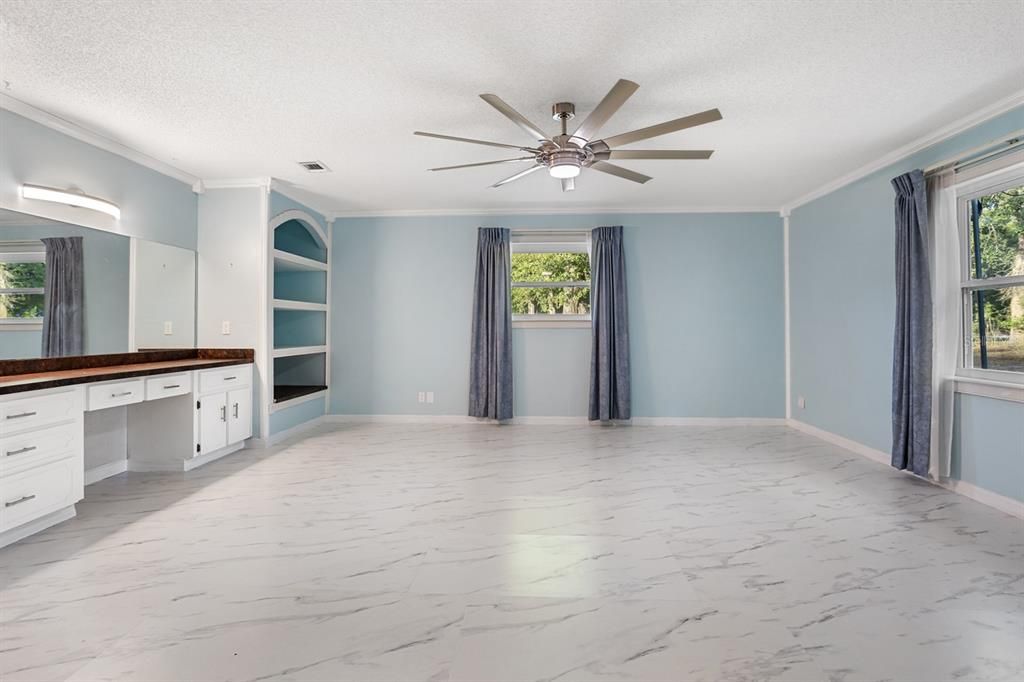 For Sale: $399,900 (3 beds, 2 baths, 1981 Square Feet)