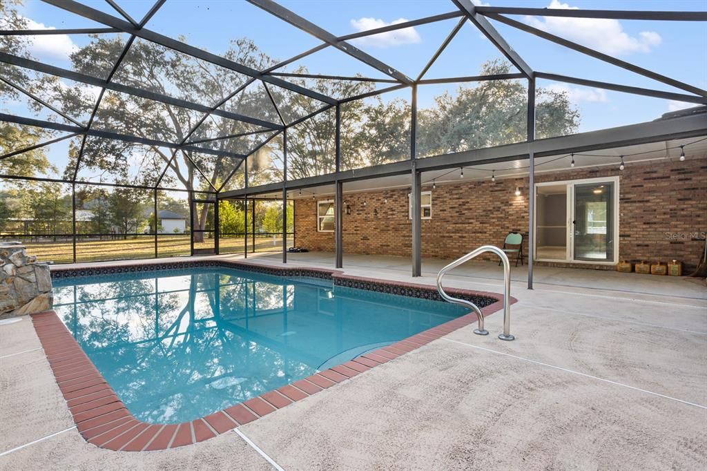 For Sale: $399,900 (3 beds, 2 baths, 1981 Square Feet)