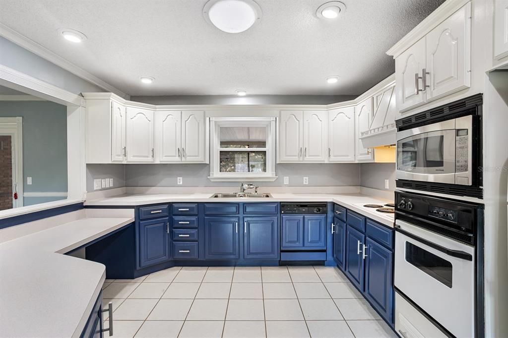 For Sale: $399,900 (3 beds, 2 baths, 1981 Square Feet)