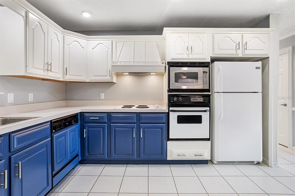 For Sale: $399,900 (3 beds, 2 baths, 1981 Square Feet)