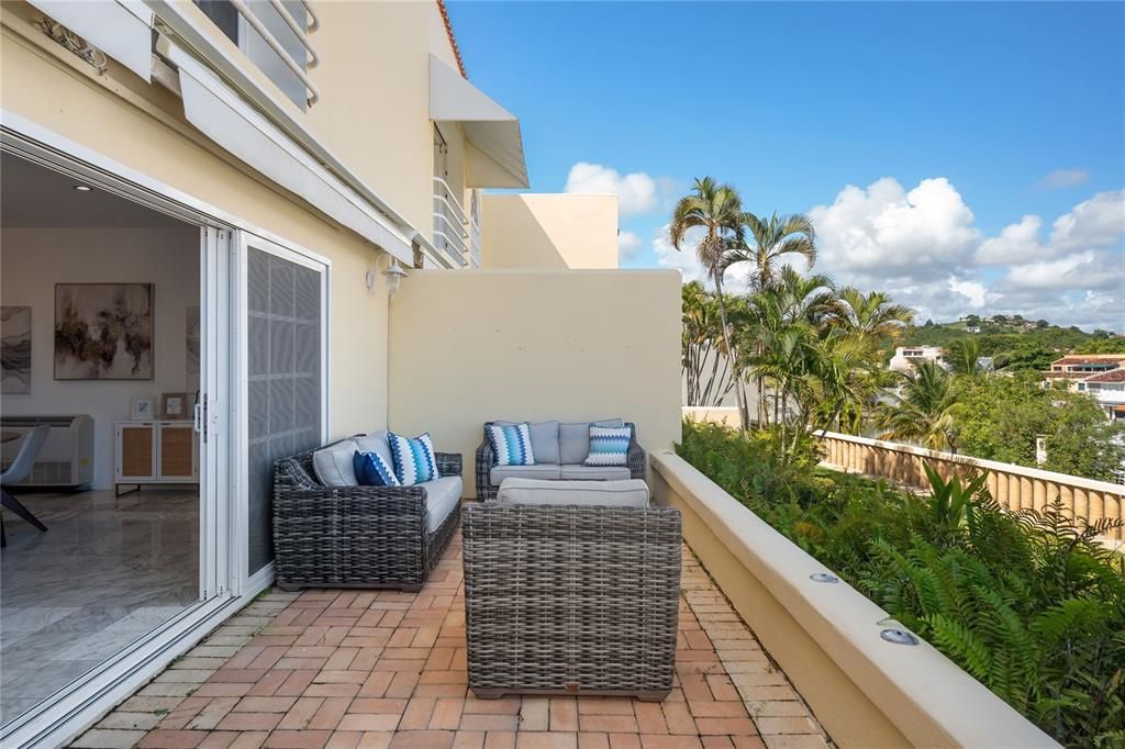 For Sale: $640,000 (3 beds, 2 baths, 2500 Square Feet)