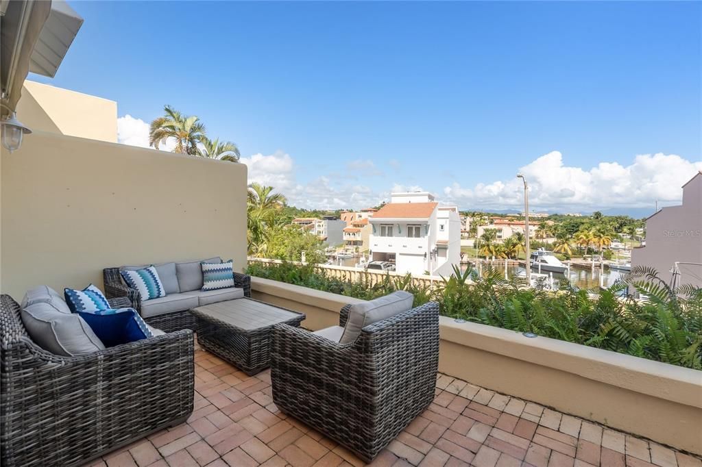 For Sale: $640,000 (3 beds, 2 baths, 2500 Square Feet)