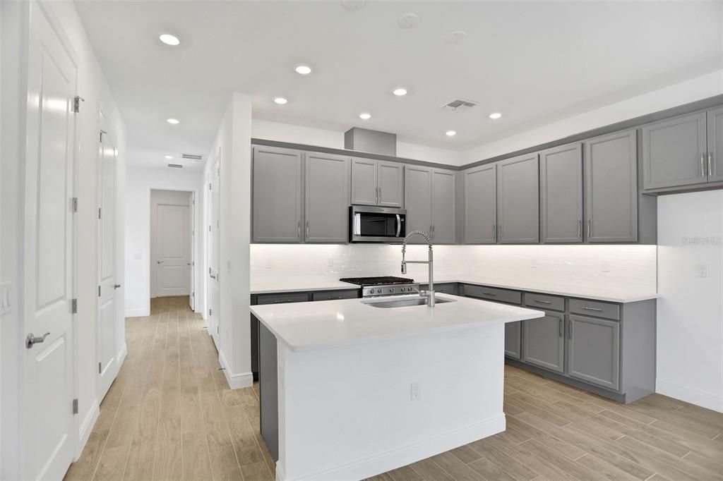 На продажу: $599,990 (4 спален, 2 ванн, 1891 Квадратных фут)