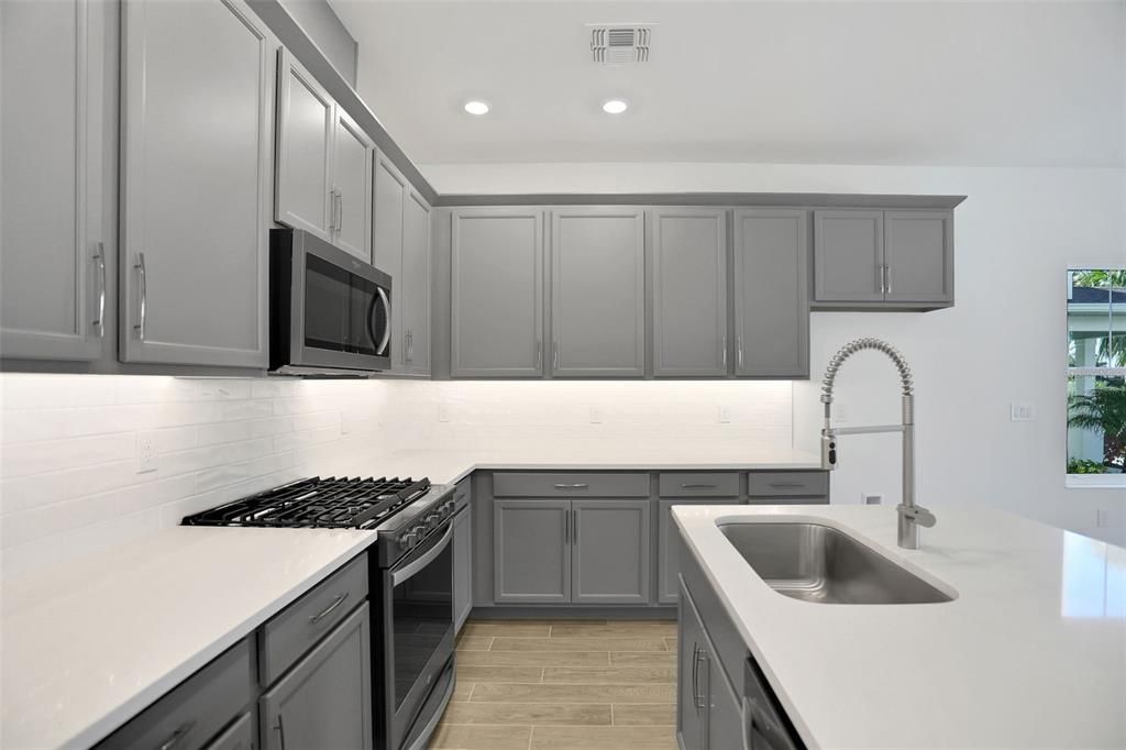 На продажу: $599,990 (4 спален, 2 ванн, 1891 Квадратных фут)