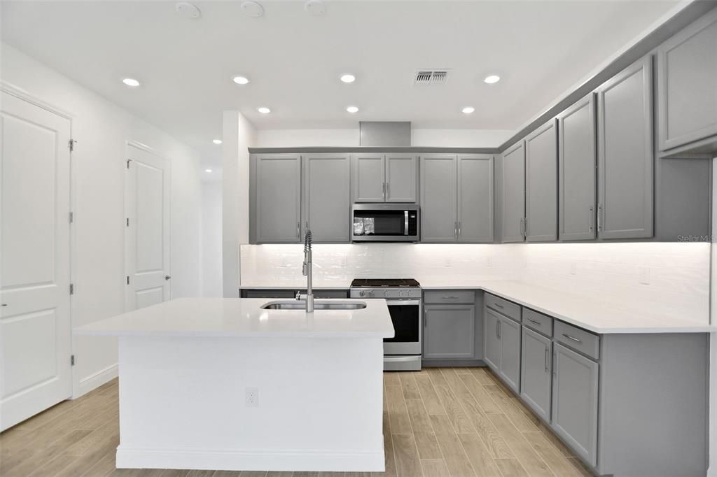 На продажу: $599,990 (4 спален, 2 ванн, 1891 Квадратных фут)