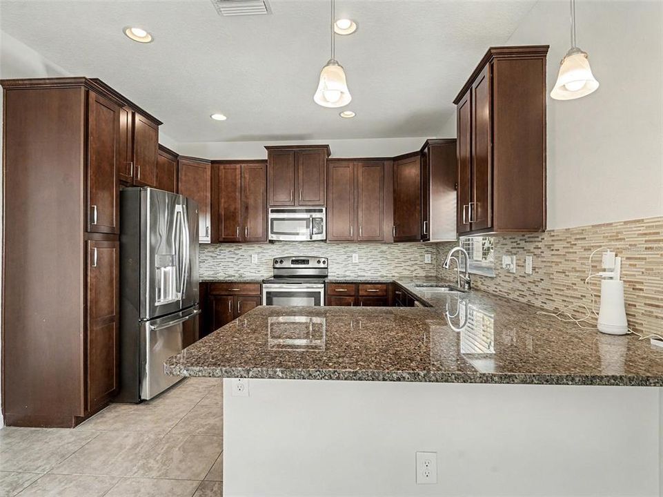 На продажу: $550,000 (4 спален, 2 ванн, 2725 Квадратных фут)