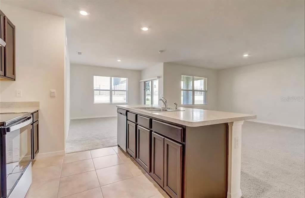 For Rent: $2,100 (3 beds, 2 baths, 1690 Square Feet)