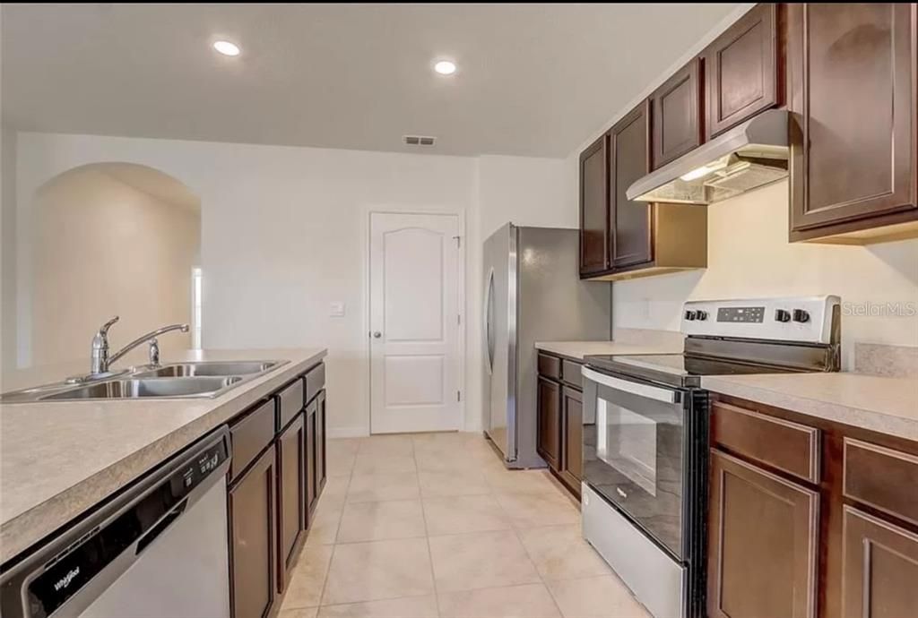 For Rent: $2,100 (3 beds, 2 baths, 1690 Square Feet)