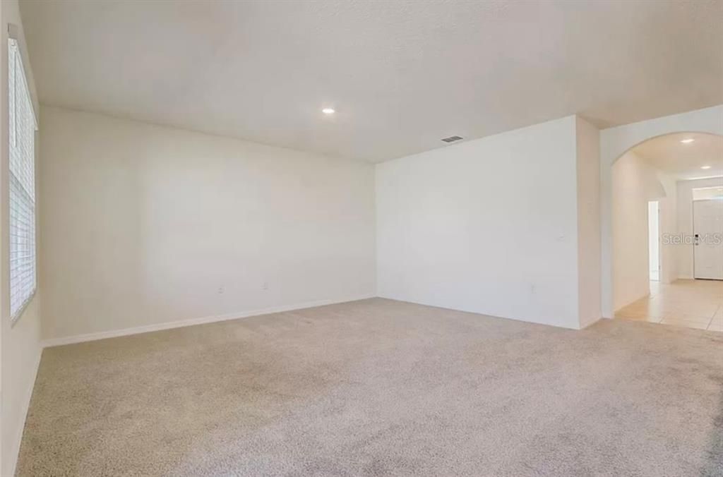 For Rent: $2,100 (3 beds, 2 baths, 1690 Square Feet)