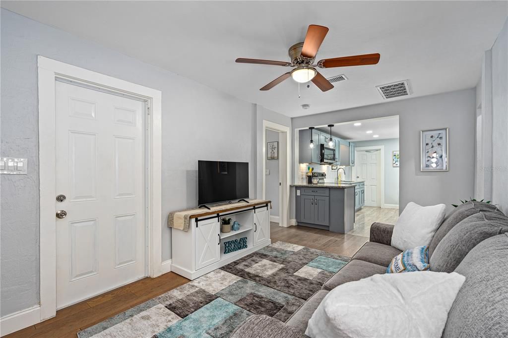 待售: $274,900 (4 贝兹, 2 浴室, 1402 平方英尺)