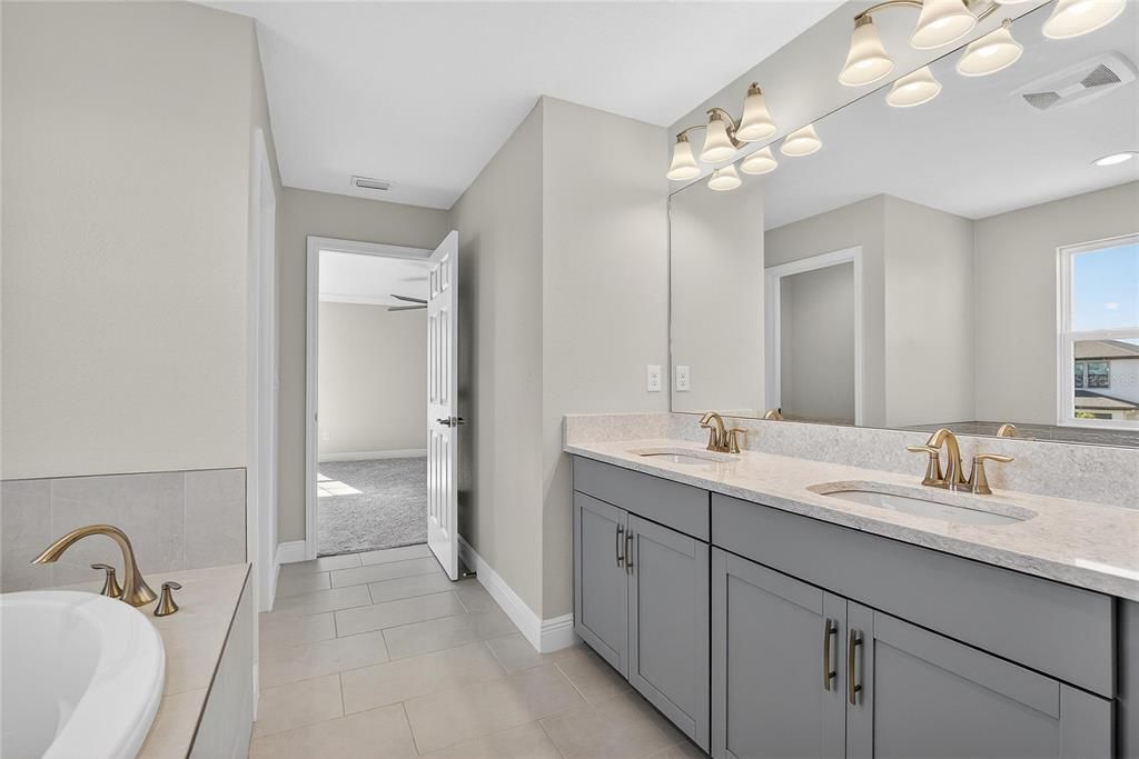 待售: $499,000 (4 贝兹, 2 浴室, 2810 平方英尺)