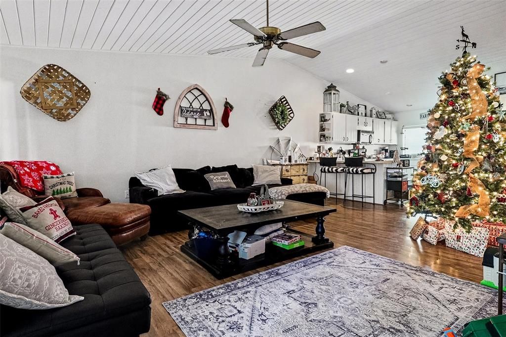 For Sale: $140,000 (2 beds, 2 baths, 1088 Square Feet)