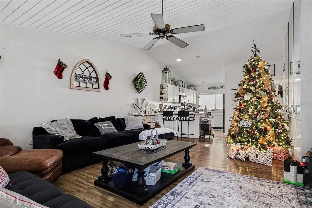 For Sale: $140,000 (2 beds, 2 baths, 1088 Square Feet)