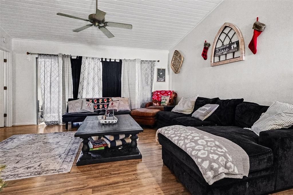 For Sale: $140,000 (2 beds, 2 baths, 1088 Square Feet)