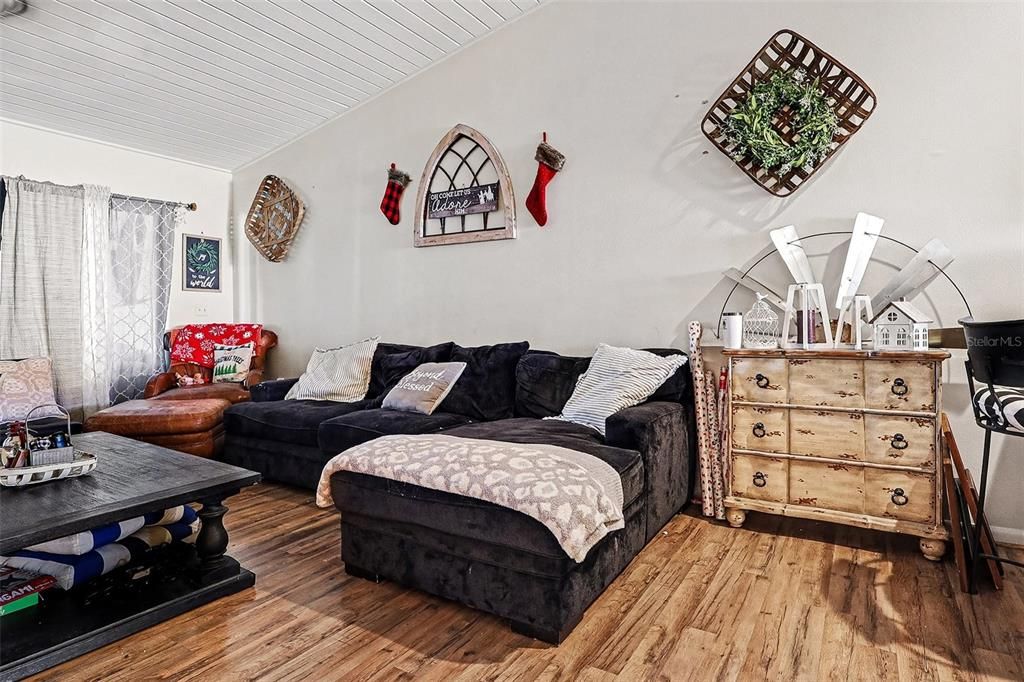 For Sale: $140,000 (2 beds, 2 baths, 1088 Square Feet)