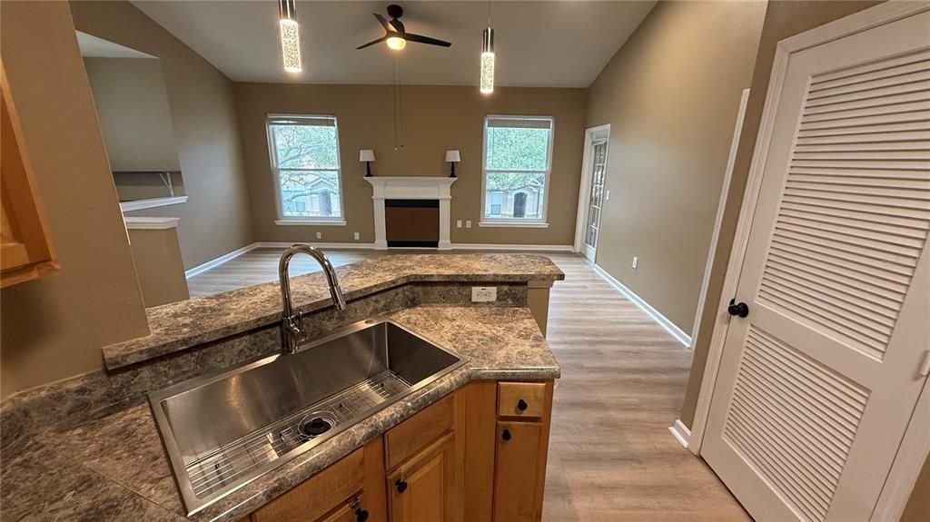 Active With Contract: $139,000 (2 beds, 2 baths, 1175 Square Feet)